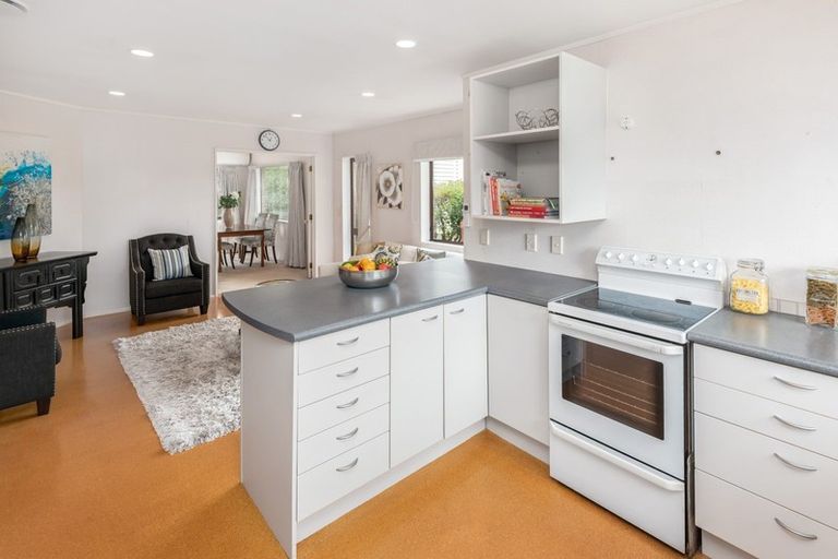Photo of property in 2/24 Parkhill Road, Mellons Bay, Auckland, 2014