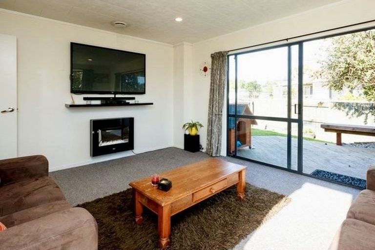 Photo of property in 96 Hillcrest Drive, Kelvin Grove, Palmerston North, 4414