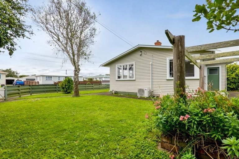 Photo of property in 1 Pacey Avenue, Hawera, 4610
