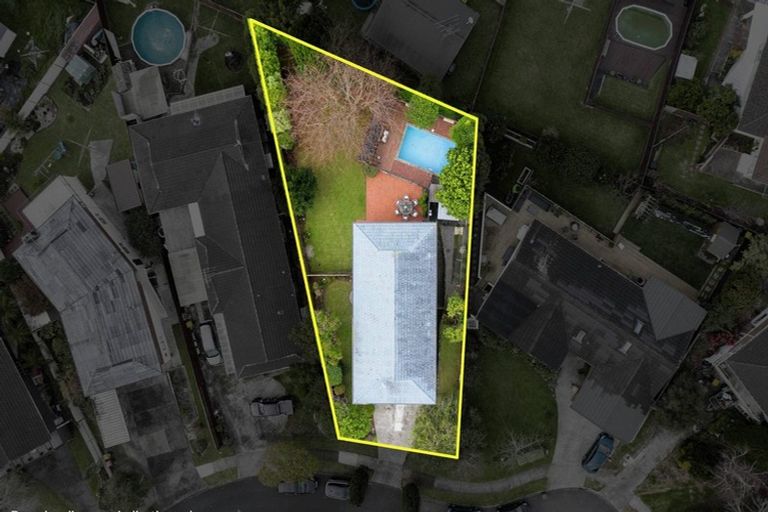 Photo of property in 18 Leewood Place, Pakuranga Heights, Auckland, 2010