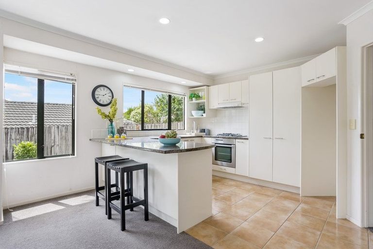 Photo of property in 20 Moyrus Crescent, East Tamaki Heights, Auckland, 2016