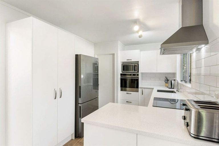 Photo of property in 2/30 Bond Crescent, Forrest Hill, Auckland, 0620
