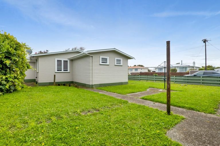Photo of property in 1 Pacey Avenue, Hawera, 4610
