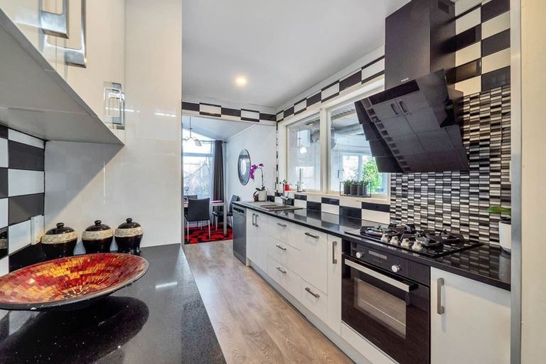 Photo of property in 33 Huruhuru Road, Massey, Auckland, 0614