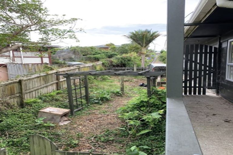 Photo of property in 50 Colwill Road, Massey, Auckland, 0614