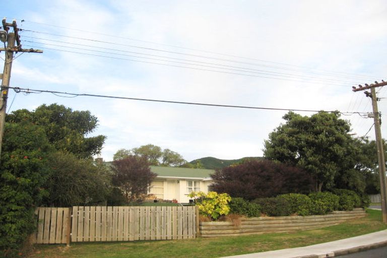 Photo of property in 21 Kaitawa Crescent, Paraparaumu, 5032