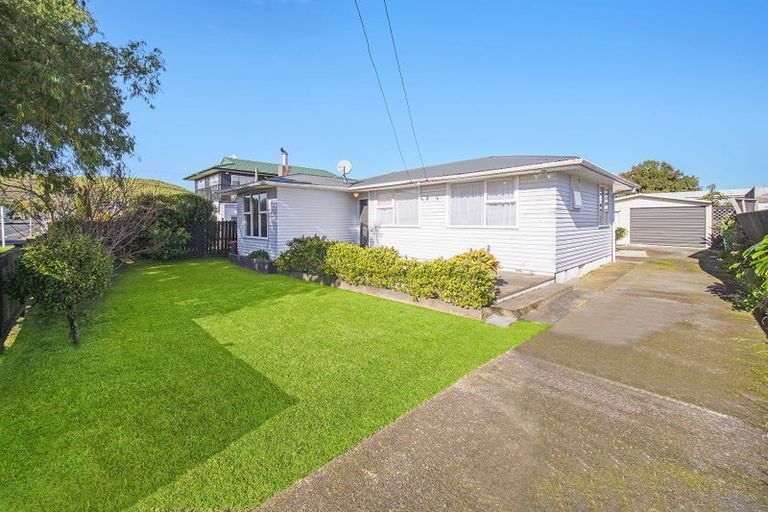 Photo of property in 22 Muir Avenue, Mangere Bridge, Auckland, 2022