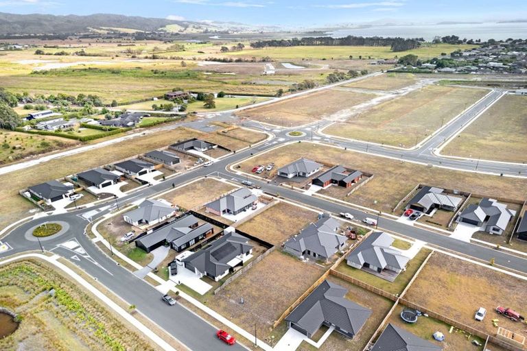 Photo of property in 32 Te Piriti Road, One Tree Point, 0118