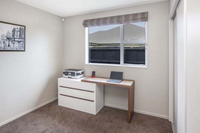 Photo of property in 31 Linkwater Way, Parklands, Christchurch, 8083