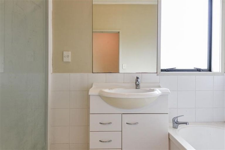 Photo of property in 56 Verdale Circle, Glen Eden, Auckland, 0602