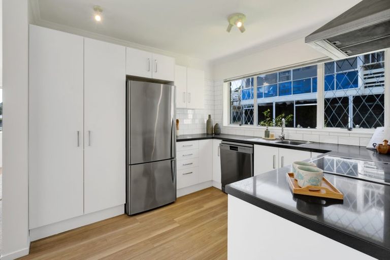 Photo of property in 51 Cumberland Street, Merrilands, New Plymouth, 4312