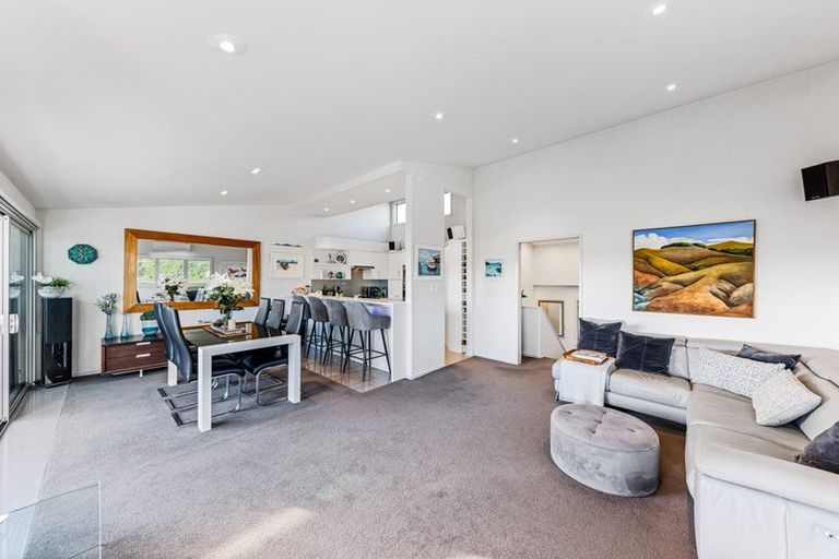 Photo of property in 2/12 Browns Road, Rothesay Bay, Auckland, 0630