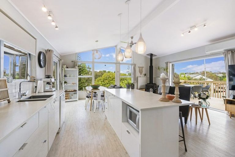 Photo of property in 58 Brian Crescent, Stanmore Bay, Whangaparaoa, 0932