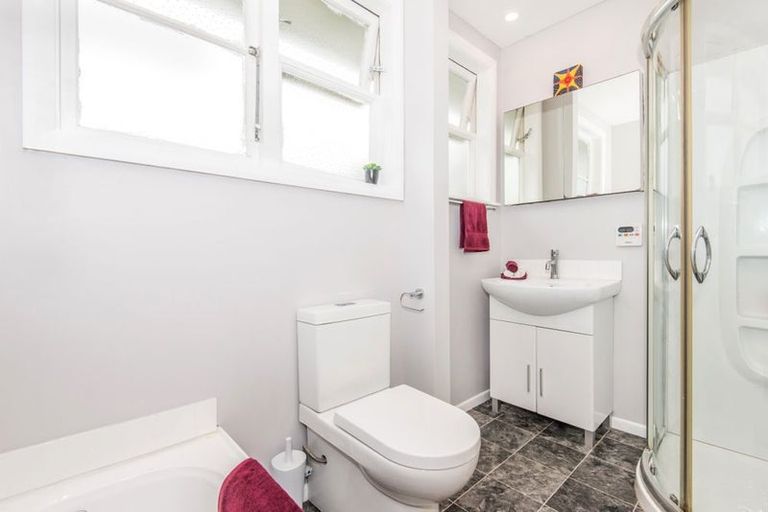 Photo of property in 37 Victory Crescent, Tawa, Wellington, 5028
