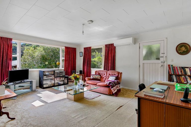 Photo of property in 84 Newlands Road, Newlands, Wellington, 6037