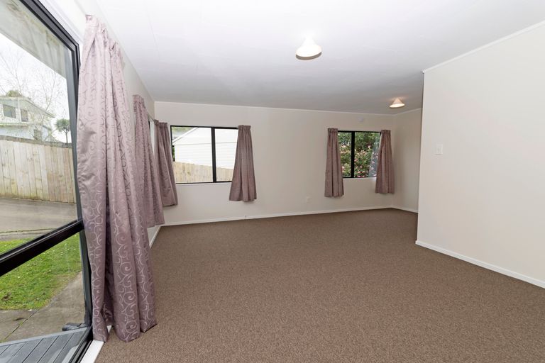 Photo of property in 2/7 Maywood Crescent, Glen Eden, Auckland, 0602