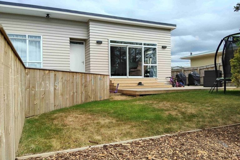 Photo of property in 10 Cohen Place, Milson, Palmerston North, 4414