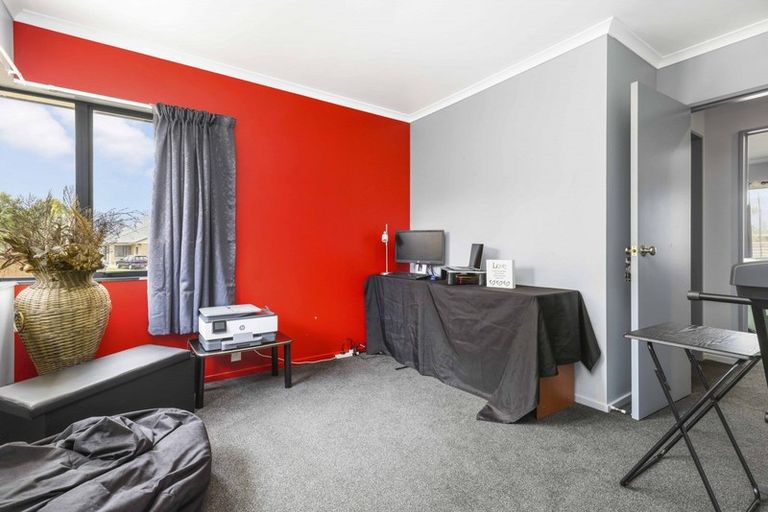 Photo of property in 15 Hollinger Place, Nawton, Hamilton, 3200