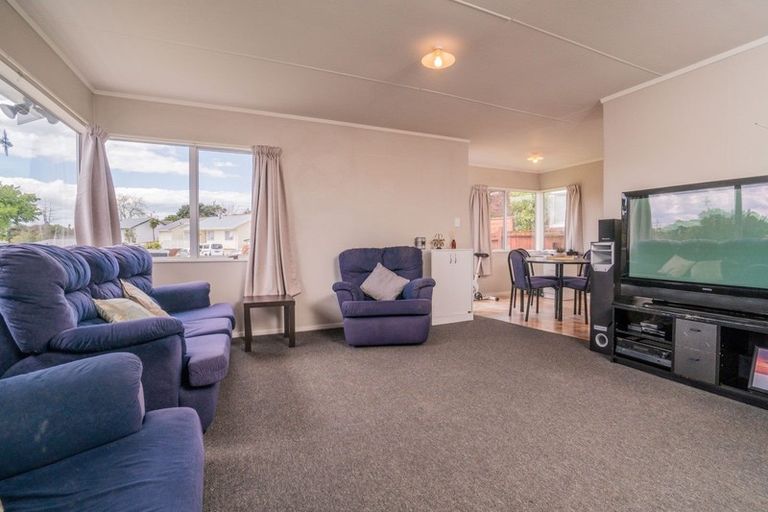 Photo of property in 12 Imperial Place, Henderson, Auckland, 0612