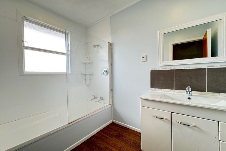 Photo of property in 16 Beazley Avenue, Paparangi, Wellington, 6037