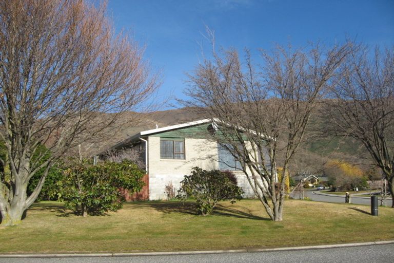 Photo of property in 1 Heuchan Lane, Wanaka, 9305