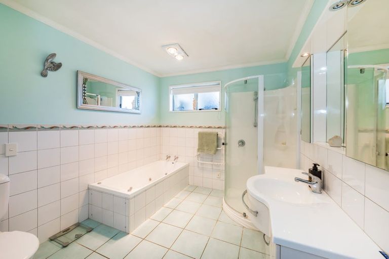 Photo of property in 20 Freyberg Crescent, Waikanae Beach, Waikanae, 5036