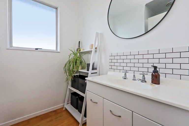 Photo of property in 15 Cooke Place, Taradale, Napier, 4112