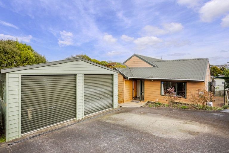 Photo of property in 11 Darcy Place, Massey, Auckland, 0614