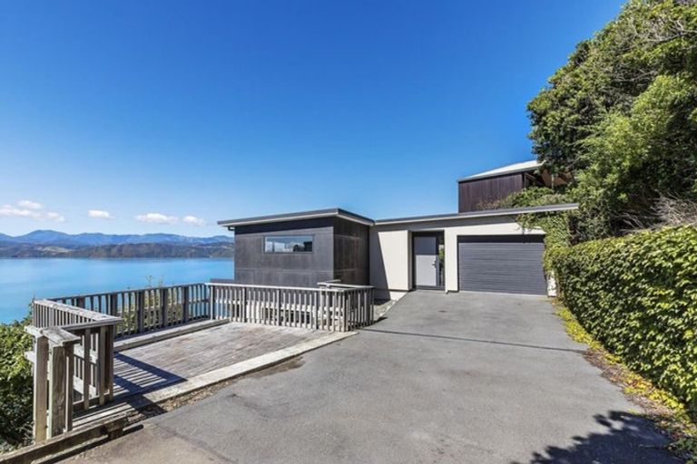 Photo of property in 67 Pretoria Road, Karaka Bays, Wellington, 6022