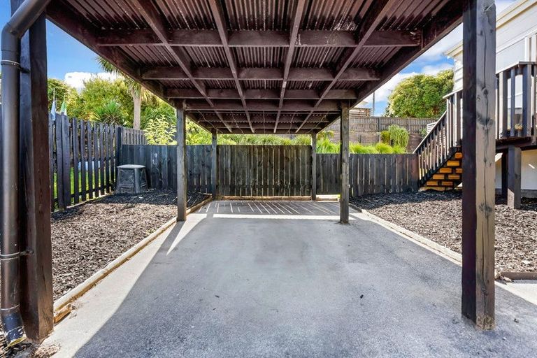 Photo of property in 15 Donovan Avenue, Massey, Auckland, 0614