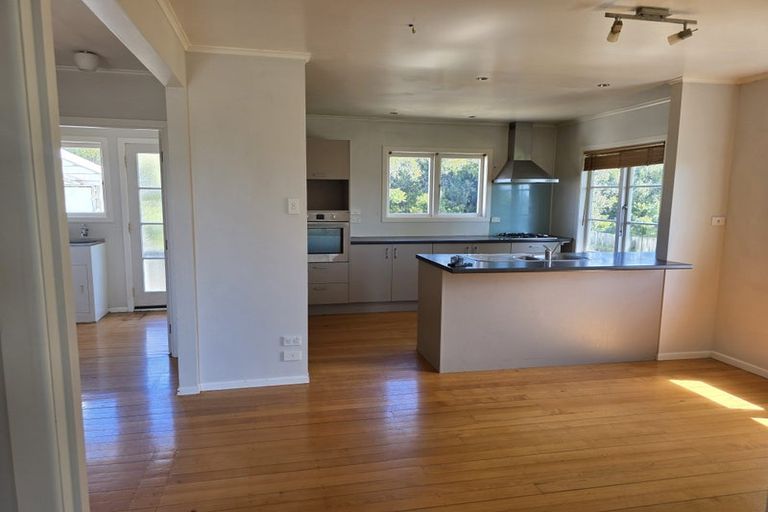 Photo of property in 1 Ward Crescent, Te Atatu Peninsula, Auckland, 0610