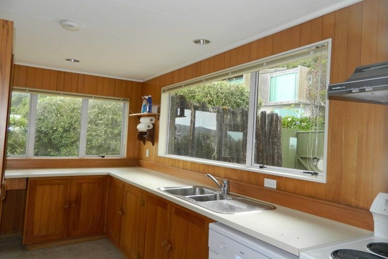 Photo of property in 33 Sunset Parade, Plimmerton, Porirua, 5026