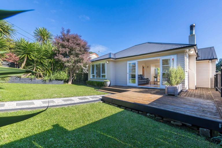 Photo of property in 36 Fairmount Road, Titirangi, Auckland, 0604