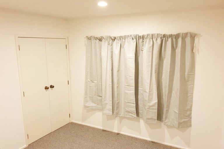 Photo of property in 1/64 Hogans Road, Glenfield, Auckland, 0629