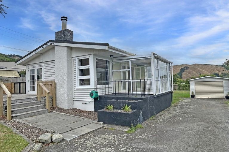 Photo of property in 4 Utauta Street, Waikanae, 5036