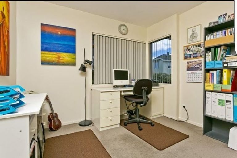 Photo of property in 2/142 Sunset Road, Unsworth Heights, Auckland, 0632