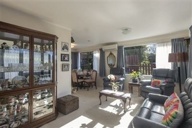 Photo of property in 4f2 Stewart Drive, Newlands, Wellington, 6037