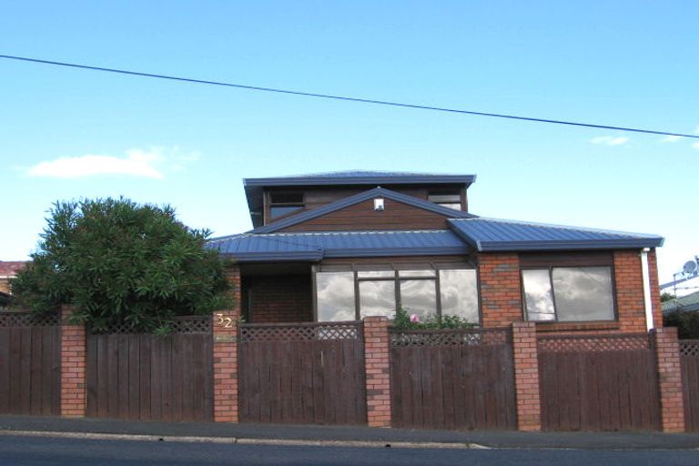 Photo of property in 32 Howard Road, Northcote, Auckland, 0627