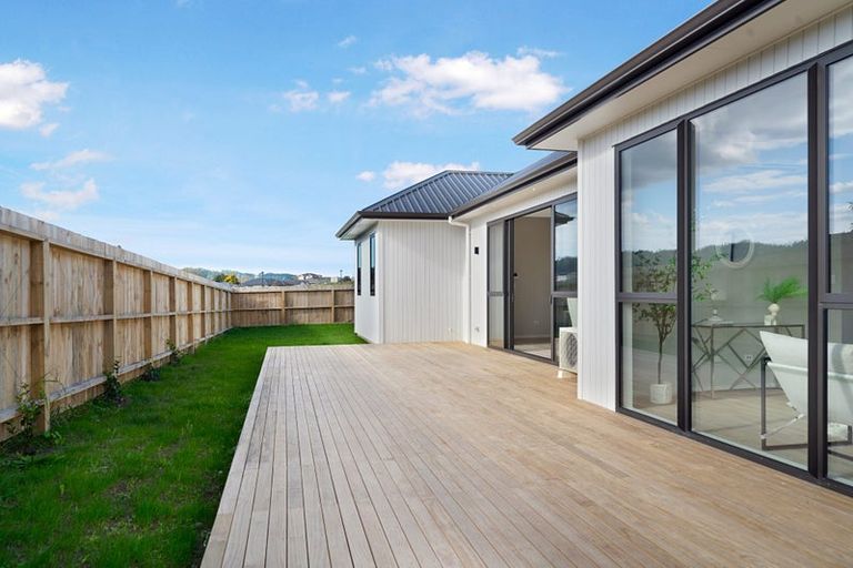 Photo of property in 41 Mcindoe Road, Kumeu, 0810