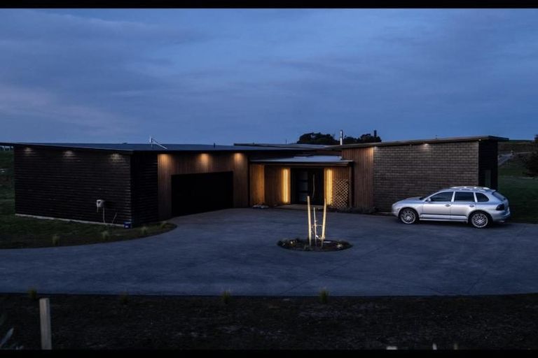 Photo of property in 5 Te Ara Karoiroa Road, Hurford, New Plymouth, 4374