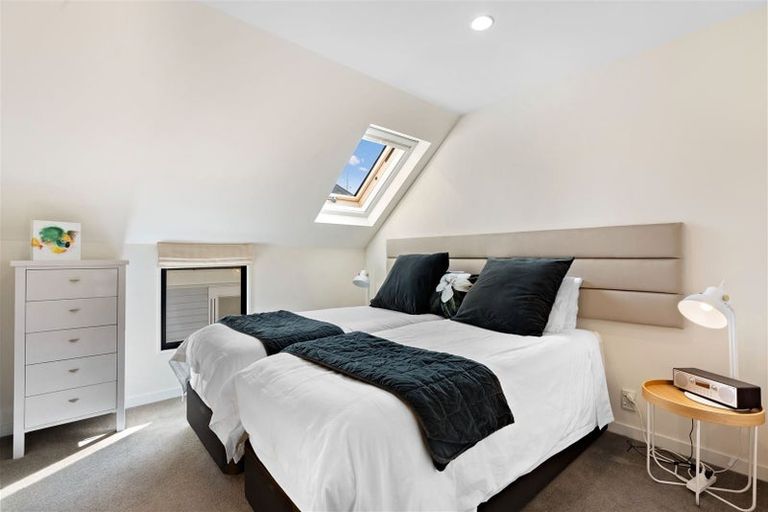 Photo of property in 77 Holly Road, St Albans, Christchurch, 8014