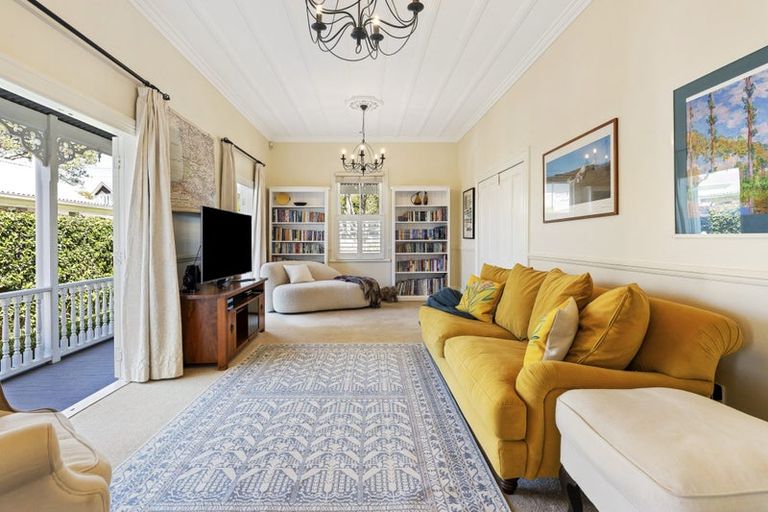 Photo of property in 46 Waterview Road, Stanley Point, Auckland, 0624