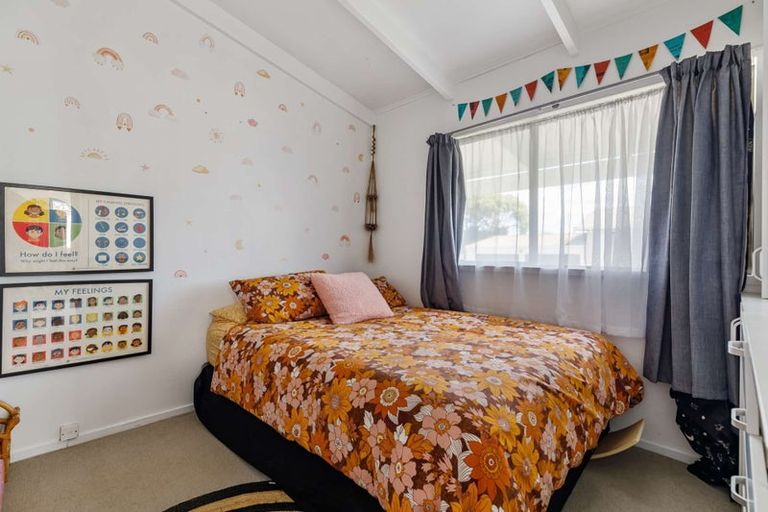 Photo of property in 16 Te Moau Avenue, Parakai, 0830