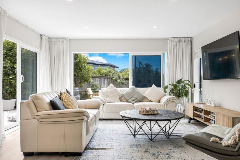 Photo of property in 15 Somerset Place, Stanmore Bay, Whangaparaoa, 0932