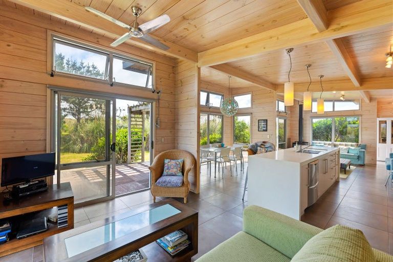 Photo of property in 32 Reay Mackay Grove, Waikawa Beach, Manakau, 5573