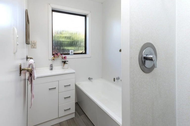 Photo of property in 11 Eglinton Street, Avondale, Christchurch, 8061