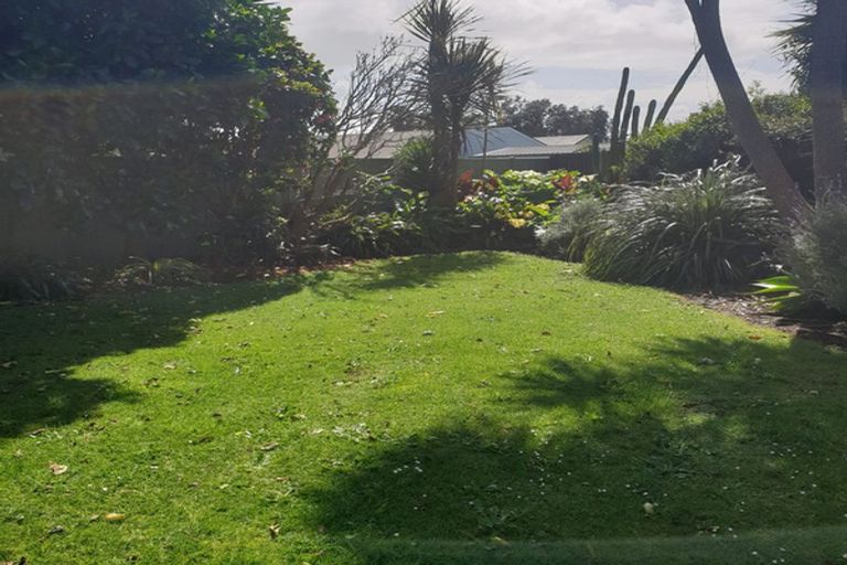 Photo of property in 28 Riverside Drive, Waiuku, 2123