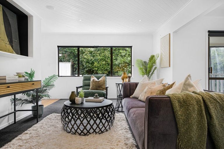 Photo of property in 28 Grassmere Road, Henderson Valley, Auckland, 0612