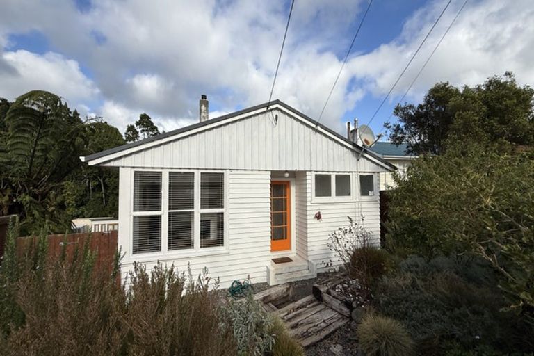 Photo of property in 24 Banks Street, Marfell, New Plymouth, 4310
