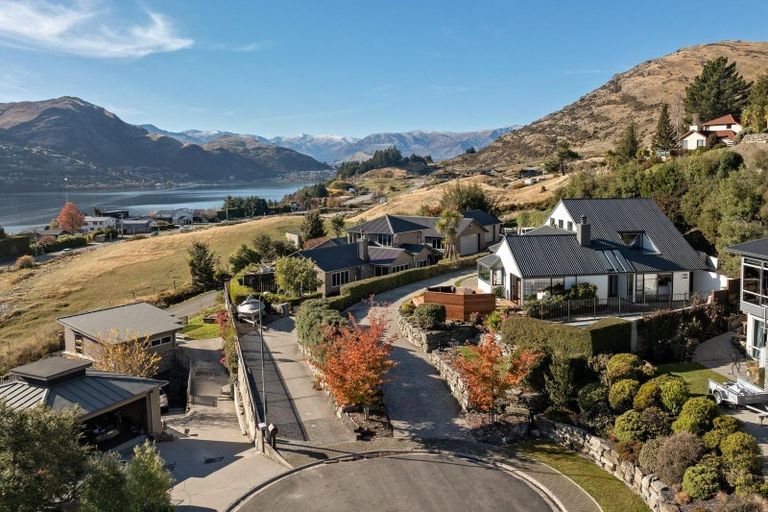 Photo of property in 8 Elizabeth Place, Kelvin Heights, Queenstown, 9300